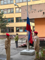 Церемония поднятия флага РФ.