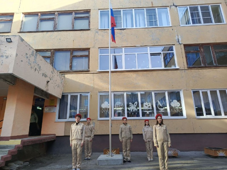 Поднятие флага Российской Федерации.